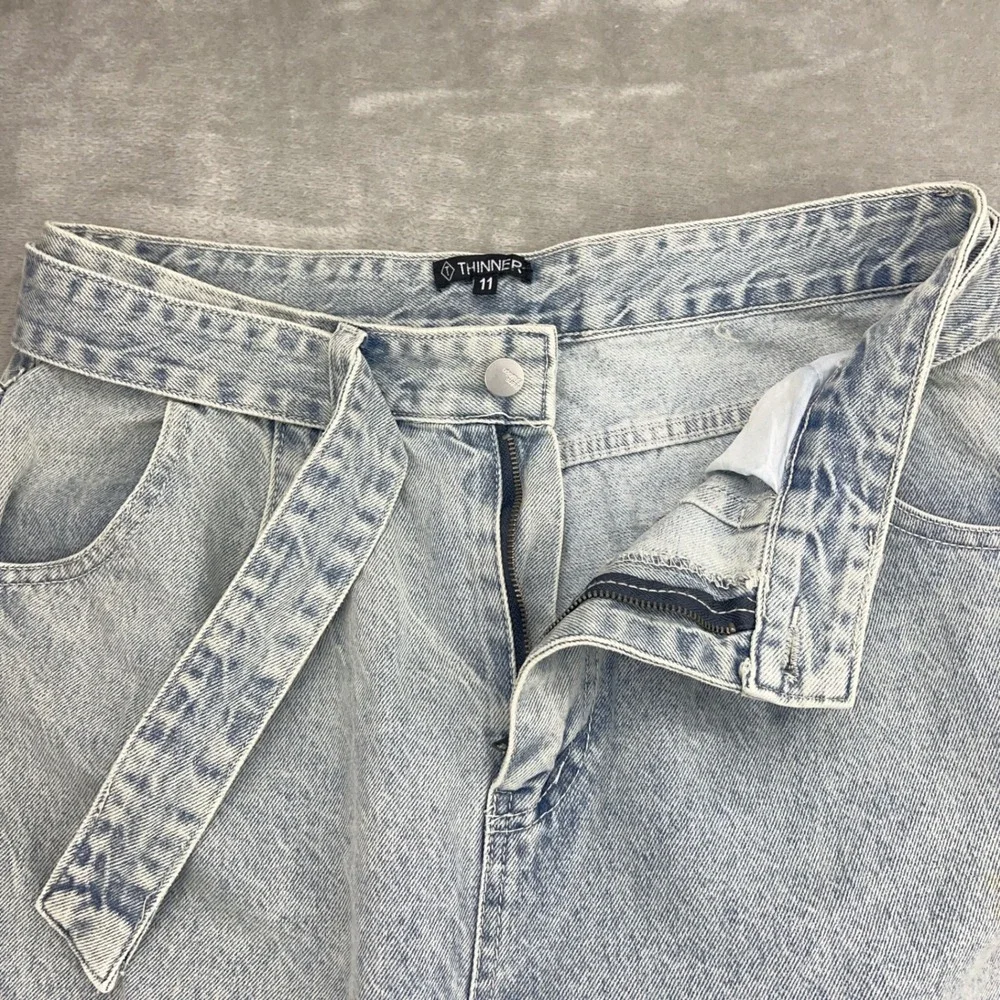 Thinner Light‎ Wash Acid Denim High Waisted Pleated Mom Jeans with Belt Size 11